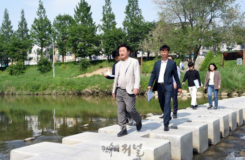 1.녹지산림과(의정부시, ‘의정부럽(Love) 도시숲 프로젝트’로 녹색도시 혁신)2-생태하천 조성 현장 점검2.JPG