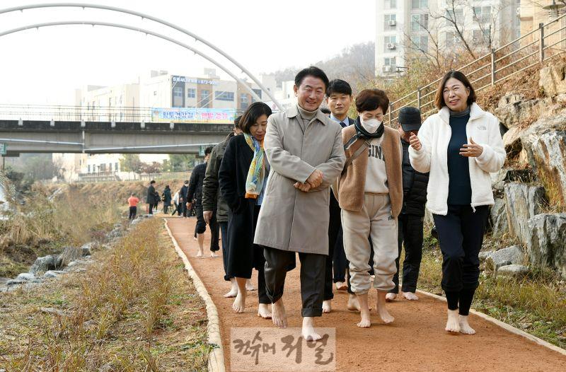 1.녹지산림과(의정부시, ‘의정부럽(Love) 도시숲 프로젝트’로 녹색도시 혁신)4-민락천 건강 황톳길에서 시민들과 소통.JPG