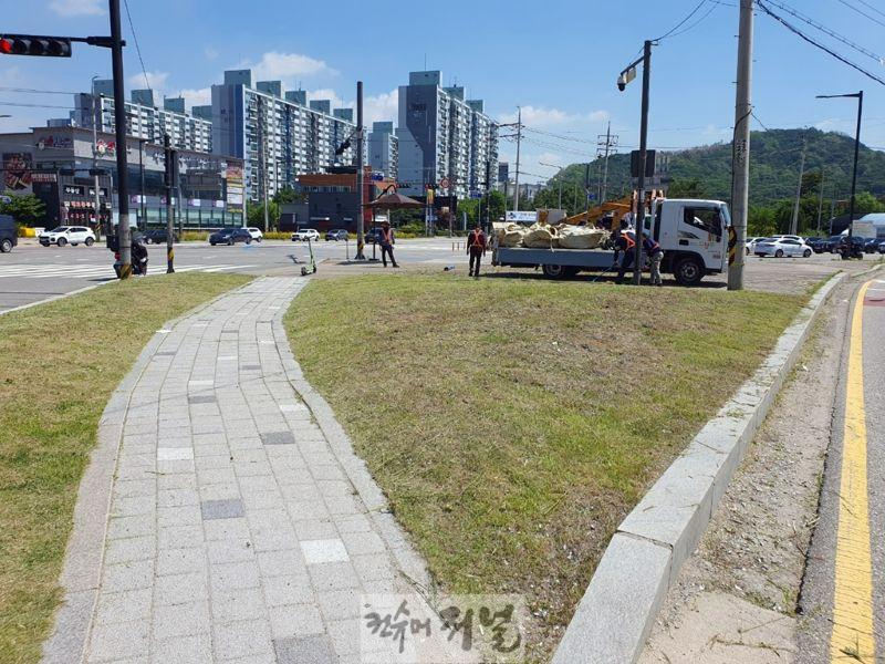 1.녹지산림과(의정부시, ‘의정부럽(Love) 도시숲 프로젝트’로 녹색도시 혁신)7-잔디깎기 후.jpg