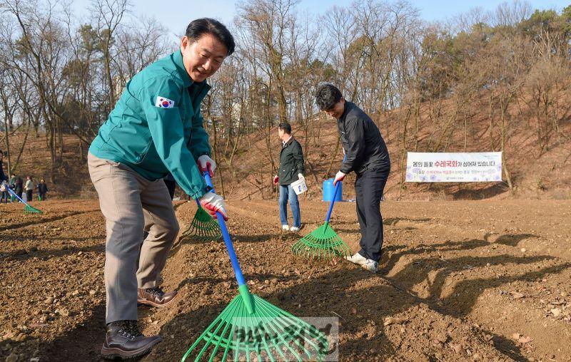 1.녹지산림과(의정부시, ‘의정부럽(Love) 도시숲 프로젝트’로 녹색도시 혁신)5-신곡새빛정원 수레국화 백일홍 파종.JPG