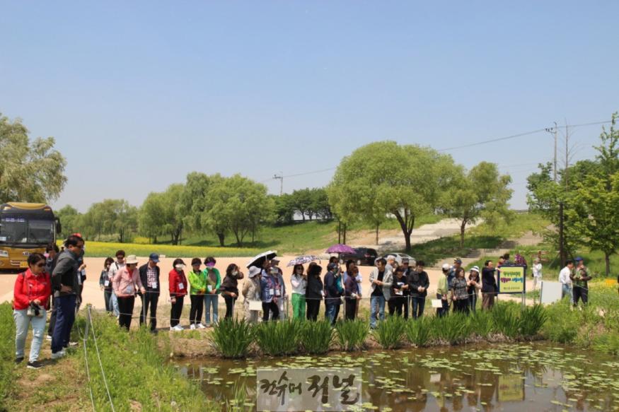 1-4. 행신2동 연꽃부지 조성사업(방문자들에게 사업소개).jpg