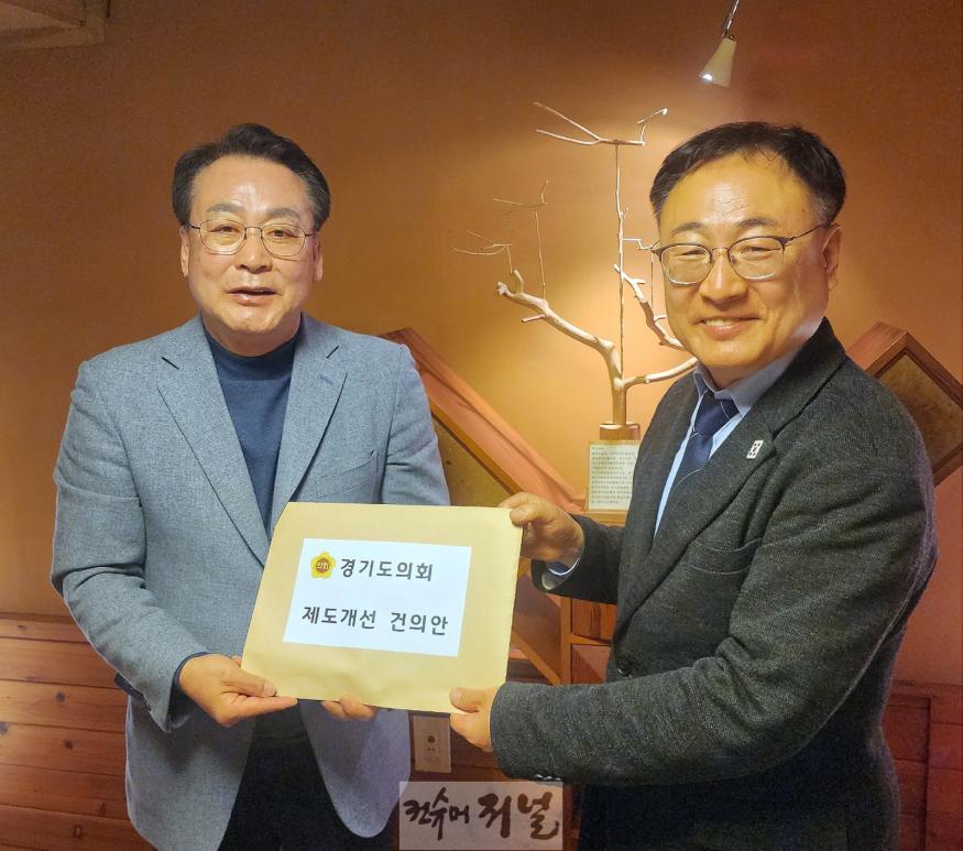 250319 경기도의회사무처, 국회 행안위 이광희 의원 찾아 제도개선 건의서 전달1.jpg