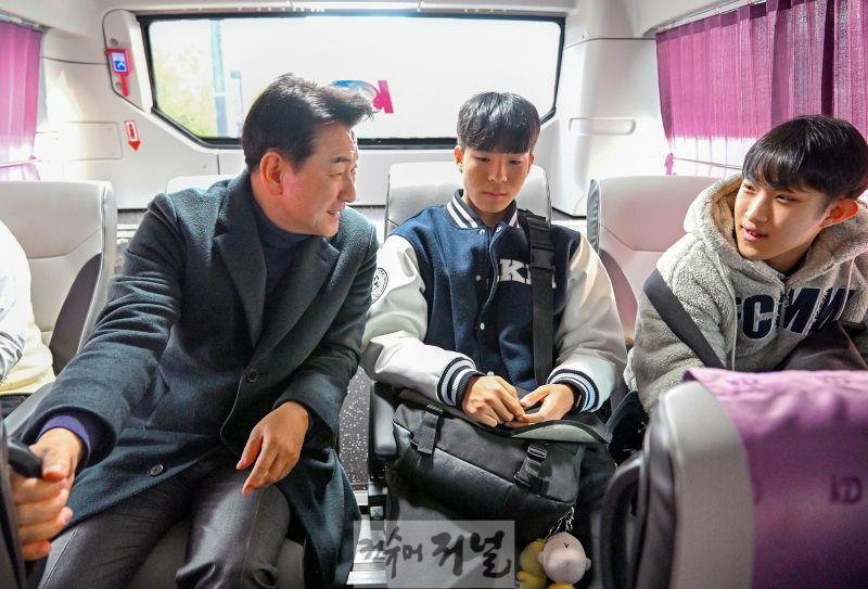 1.버스정책과(김동근 의정부시장, 확 달라진 학생 통학버스 탑승 현장 확인)1.JPG