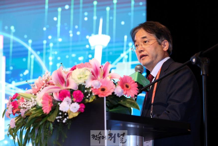 3. 가오슝 스마트시티 디지털 포럼에서 고양시 스마트시티 정책을 소개 중인 이동환 고양시장.jpg