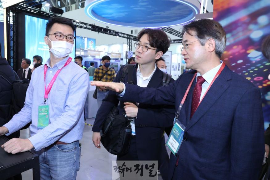 7. 가오슝 스마트시티 서밋 전시장을 둘러보고 있는 이동환 고양시장.jpg