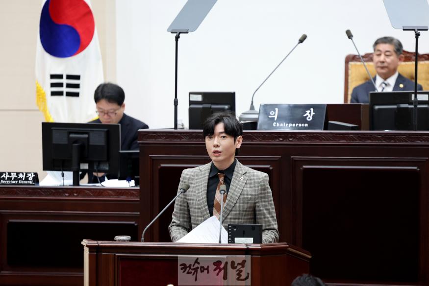 (사진)인천시의회 김용희 의원, 제301회 임시회 시정질의 모습 (1).jpg