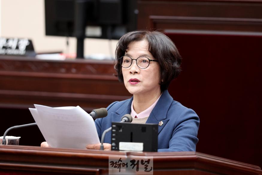 (사진)인천시의회 신영희 의원, 제301회 임시회 시정질의 모습 (2).jpg