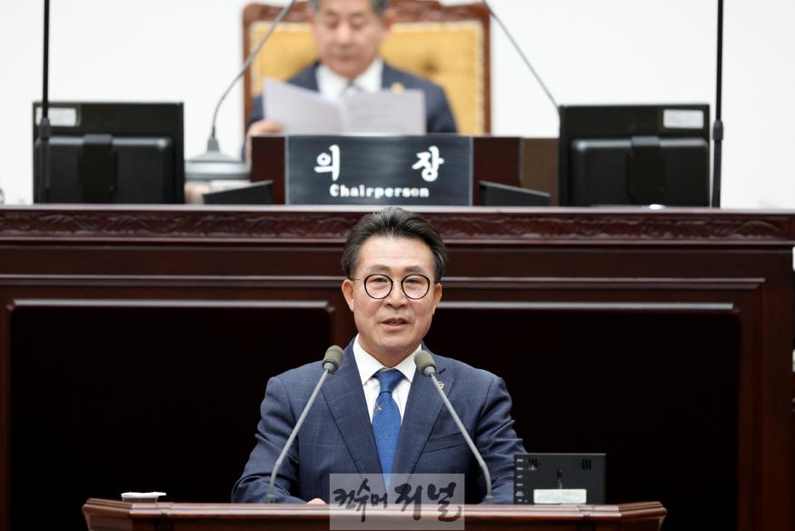 (사진)인천시의회 김종득 의원, 제301회 임시회 시정질의 모습(2).jpg