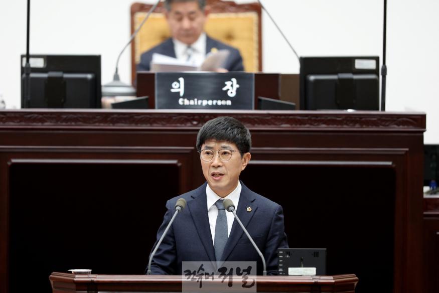 (사진)인천시의회 박종혁 의원, 제 301회 인천시의회 임시회 시정질문 장면 (1).jpg