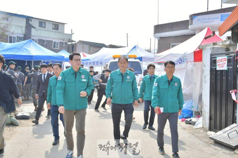 동두천시의회, 오폭 사고 피해 지역 찾아 위문… 쌀 500kg 전달.JPG