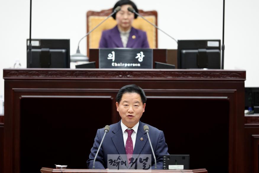 (사진)인천시의회 김종배 의원, 제 301회 인천시의회 임시회 시정질문 장면(2).jpg