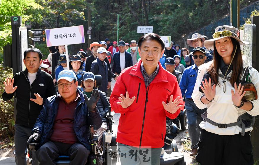 1.장애인복지과(의정부시, 2025년 장애인 정책 종합계획 본격 추진…장애인 정책 대전환)1-24년 11월 제12회 의정부시 어울림 등반대회.JPG