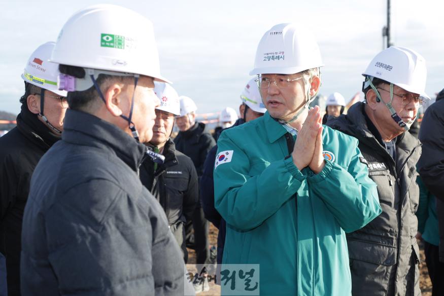 2-3. 건설현장을 점검하고 있는 이동환 고양시장과 고양시 안전관리자문단.jpg