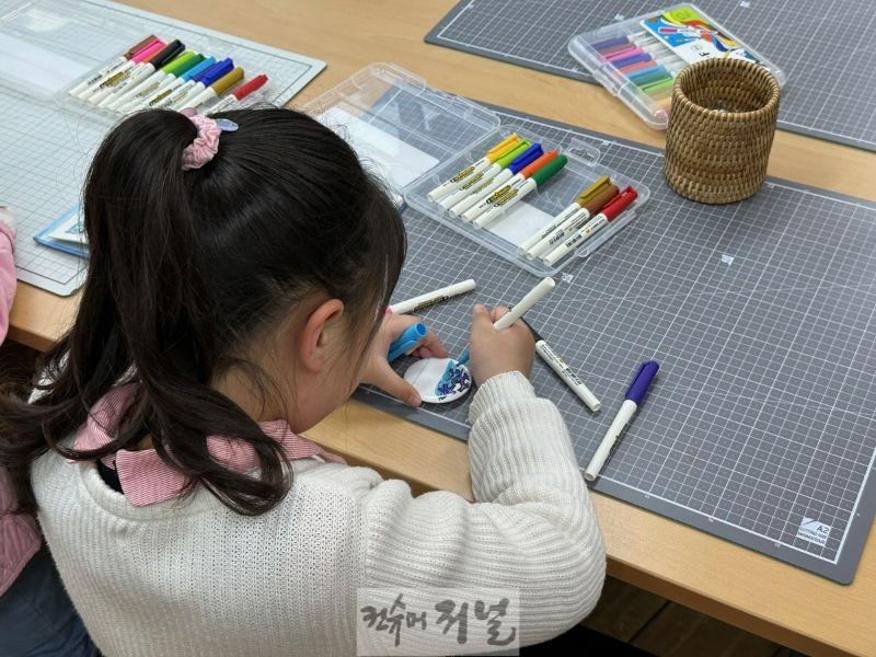 1-6. 2024 도서관 주간 행사 ‘나만의 그림책 친구, 배지 만들기’.jpg