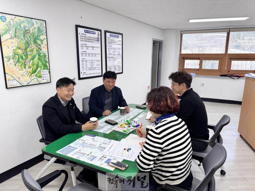 250401 성기황 의원, 수리산도립공원 현장 방문...흙향기 맨발길 점검 (1).jpg