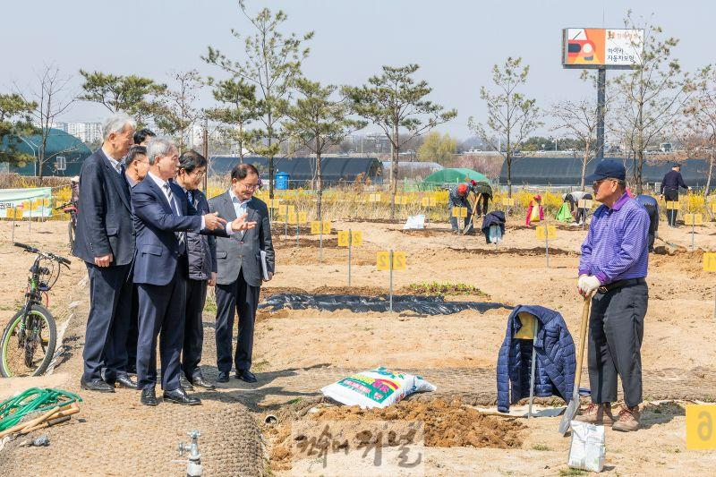0402 윤환 계양구청장, ‘계양실버농장’ 현장 방문 (1).jpg