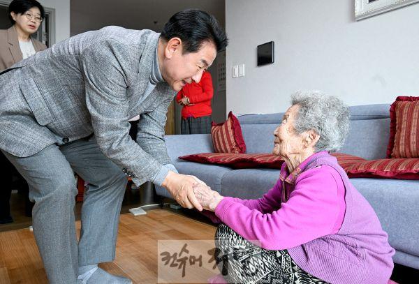 1.노인복지과(의정부시, 초고령사회 앞두고 ‘노인복지 안전망’ 본격 가동)1-100세 어르신 생신 축하.JPG