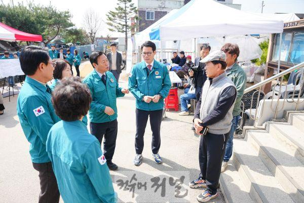 250404 포천시의회, 경기도시군의장협의회와 함께 공군 전투기 오폭사고 피해 주민을 위한 성금 전달 (3).jpg