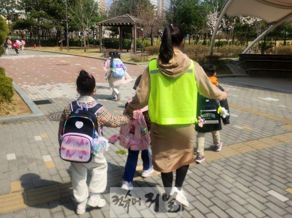 2. 인천광역시교육청, 늘봄학교 안전 귀가 지원을 위한 늘봄안심도우미 확대 배치.jpg