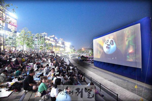 기획보도 사진4_지난해 은계호수공원 물수제비 영화제, 많은 시민들이 나와 영화를 관람하고 있다.jpg