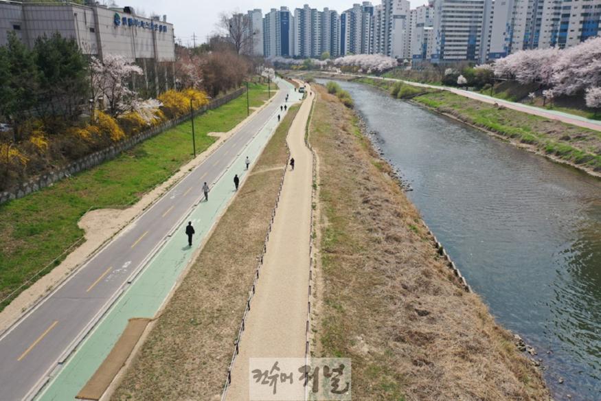 4.도시디자인과([기획]길이 바뀌면 도시가 달라진다, 의정부의 걷고 싶은 변화)2맨발의청춘길.JPG