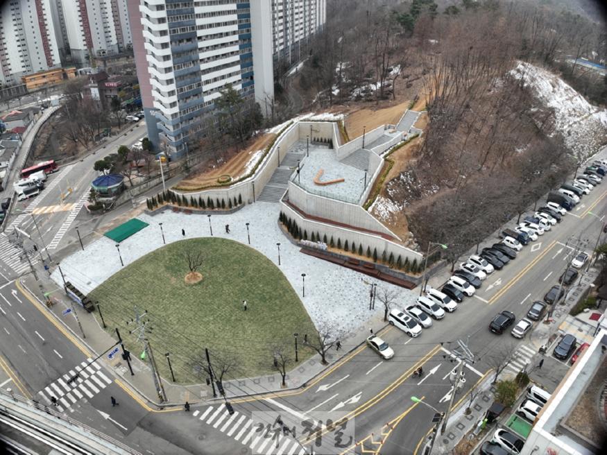 4.도시디자인과([기획]길이 바뀌면 도시가 달라진다, 의정부의 걷고 싶은 변화)9직동근린공원 진입광장 드론사진.JPG