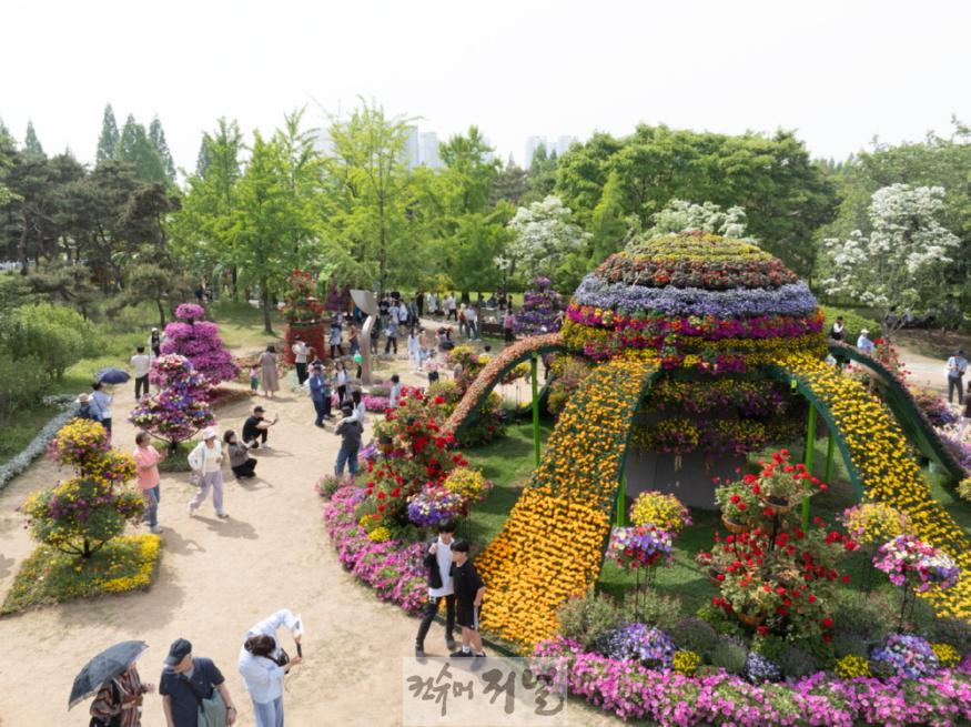 1-10. 야외 정원에 설치된 꽃 조형물(2024 고양국제꽃박람회).jpg