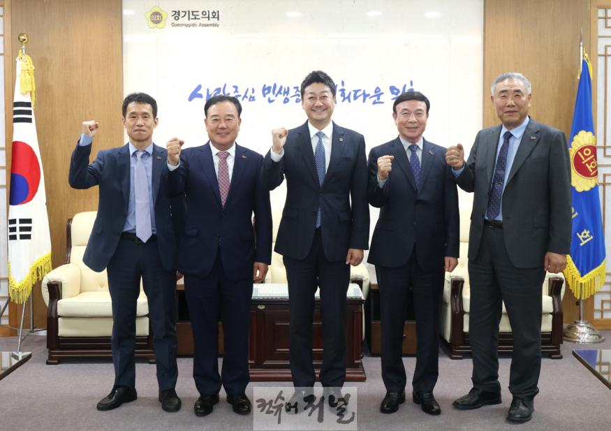 250422 김진경 의장, 경기지역 중소기업인, 소상공인 만나 현안 및 지원 방안 논의 (1).jpg
