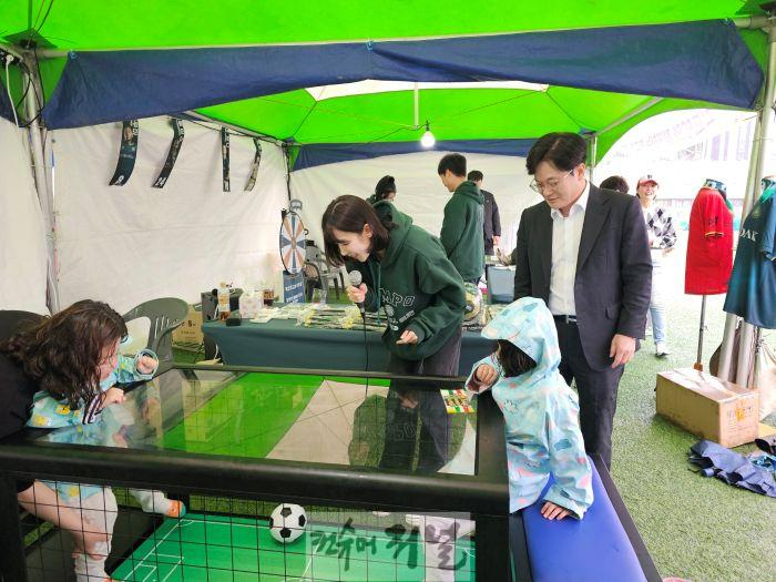 사진1. 김포FC가 ‘제27회 김포시민의 날’ 행사를 맞아 홍보 부스를 운영했다. 김병수 김포시장(우측)이 홍보 부스에 방문해 함께 이벤트에 참여하고 있다..jpg