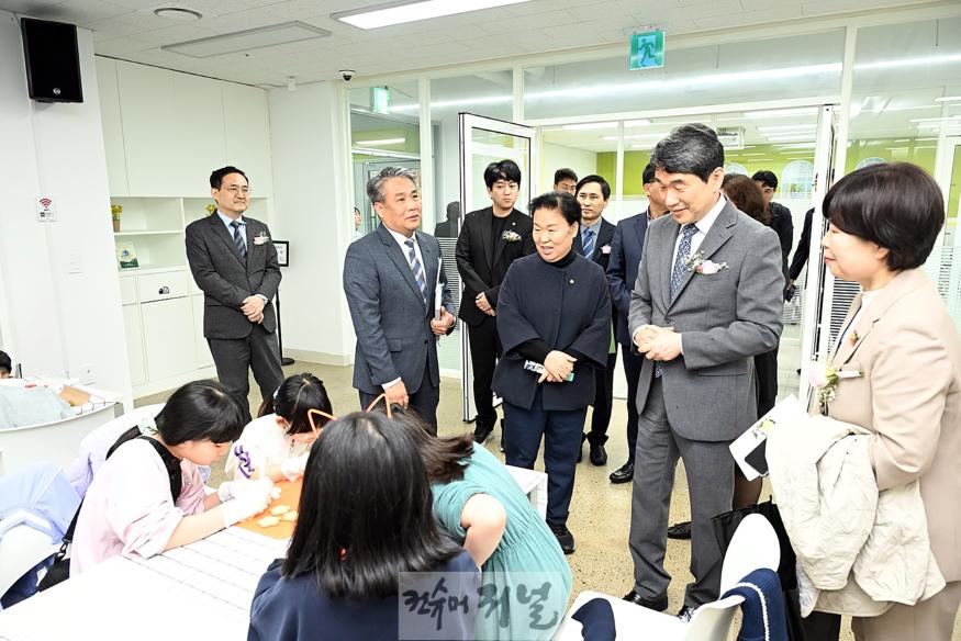 보도자료1-1 이주호 사회부총리겸 교육부장관과 문정복 국회의원이 소래너나들이 프로그램에 참여하고 있는 아이들의 모습을 지켜보고 있다.jpg
