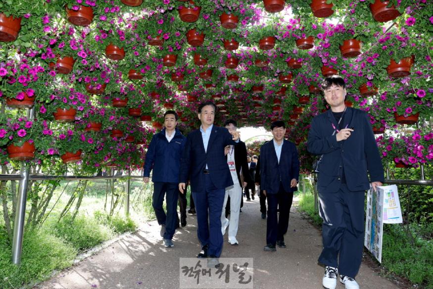 1-3. 2025고양국제꽃박람회 현장 로드체킹 중인 이동환 고양특례시장.jpg