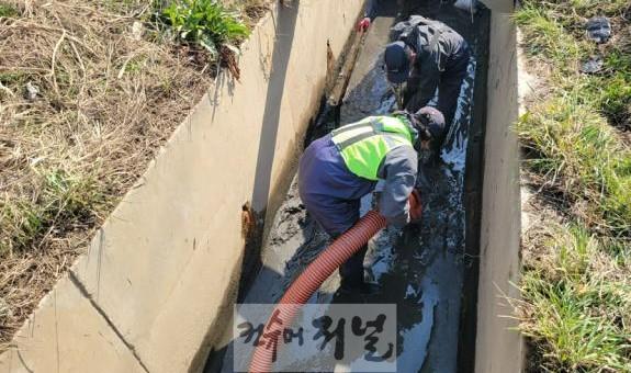 보도자료1 우기철 도로 침수를 대비하여 배수시설을 정비하고 있다.jpg
