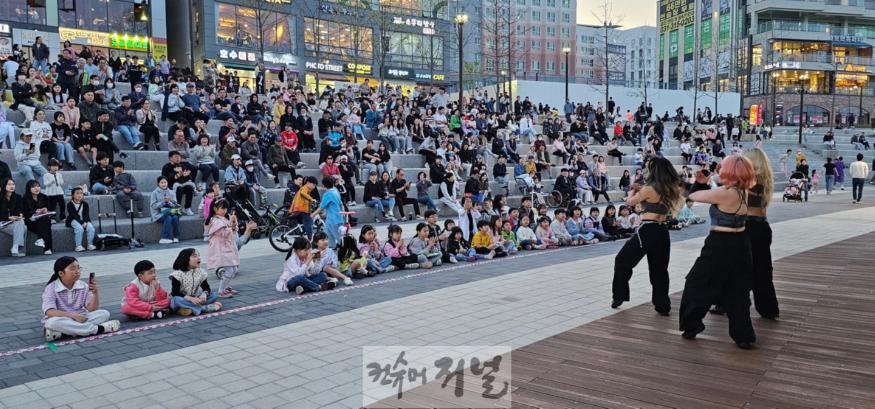 보도자료3-1 2024년 은계호수공원에서 열린 물길 따라 찾아가는 마을 버스킹 현장.jpg