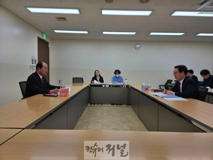 (사진)인천시의회_윤재상_의원__문화복지위원회_소관_기관_업무_청취.jpg