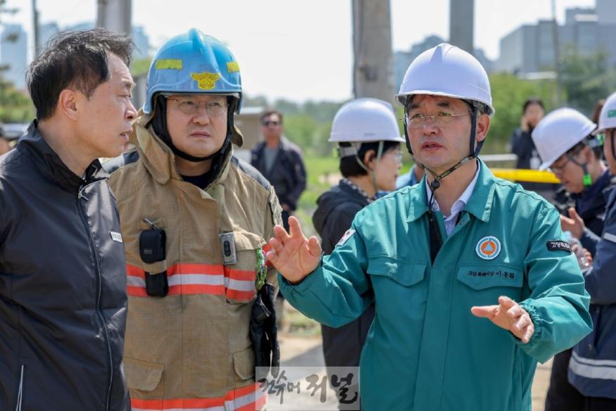 1. 사고 발생현장을 점검 중인 이동환 고양특례시장.jpg