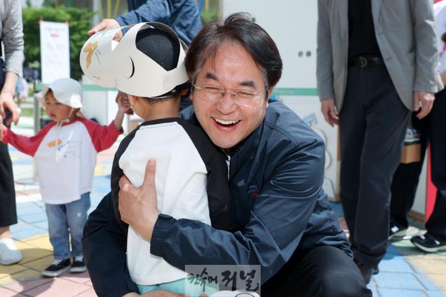 1-1. 2024년 고양어린이박물관 어린이날 축제에 참석한 이동환 고양특례시장.jpg