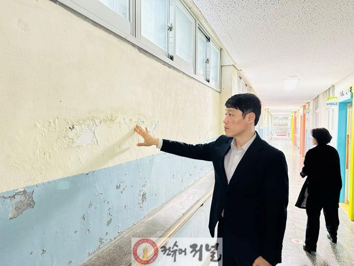 (사진)인천시의회_이용창_교육위원장__원도심_학교_교육환경_개선_앞장_(1).jpg