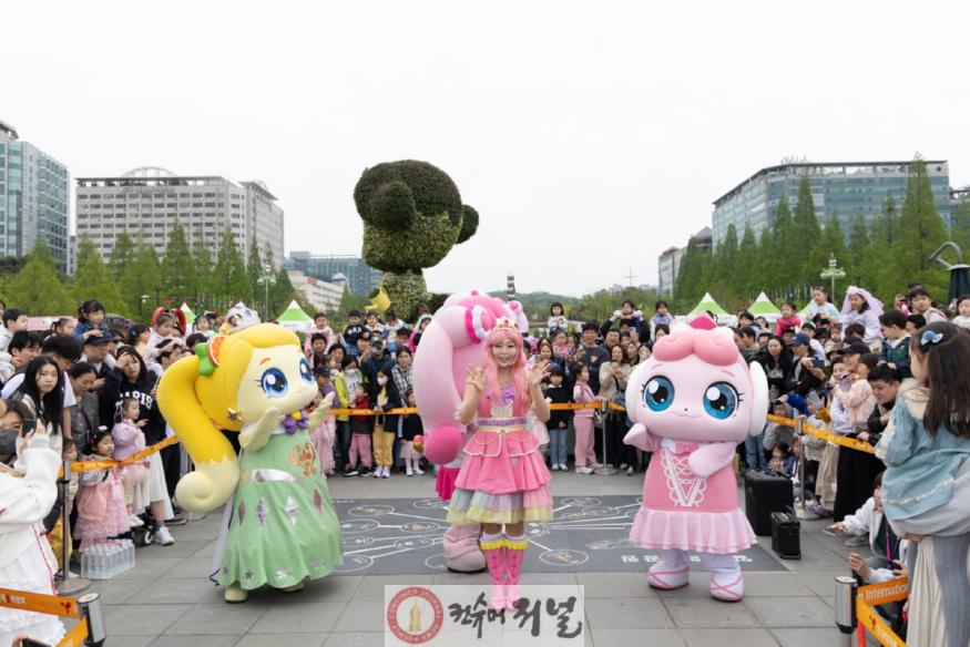 (포토) 1-1. 2025고양국제꽃박람회에 나타난 어린이날 선물, 캐치! 티니핑.jpg