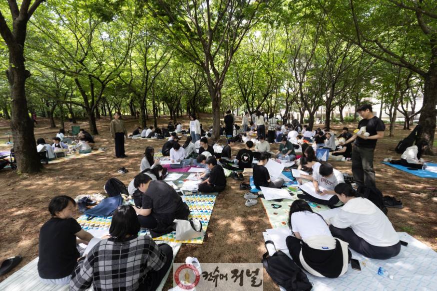 2. 제7회 평화사랑 그림그리기 국제대회 예선에서 참가자들이 그림을 그리고 있다.1.jpg