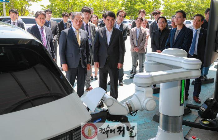 사진2_인천공항공사. AI기반 전기차 충전로봇 기술검증 MOU 체결.JPG