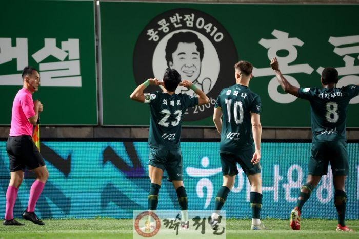 사진1. 지난 서울이랜드FC전에서 득점에 성공한 최재훈이 환호하고 있다..jpg